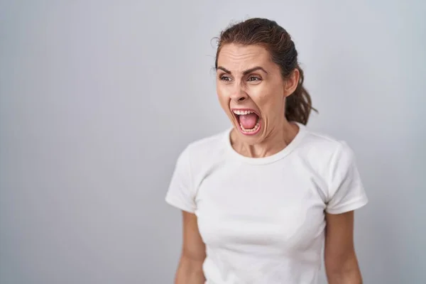 Güzel Esmer Kadın Izole Edilmiş Arka Planda Öfkeli Kızgın Çığlıklar — Stok fotoğraf