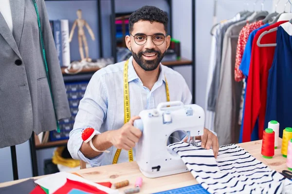 Jonge Arabische Man Lacht Zelfverzekerd Met Naaimachine Kleermakerij — Stockfoto