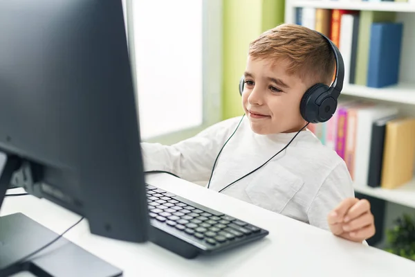 Imádnivaló Spanyol Fiú Diák Számítógéppel Fejhallgatóval Asztalon Osztályteremben — Stock Fotó