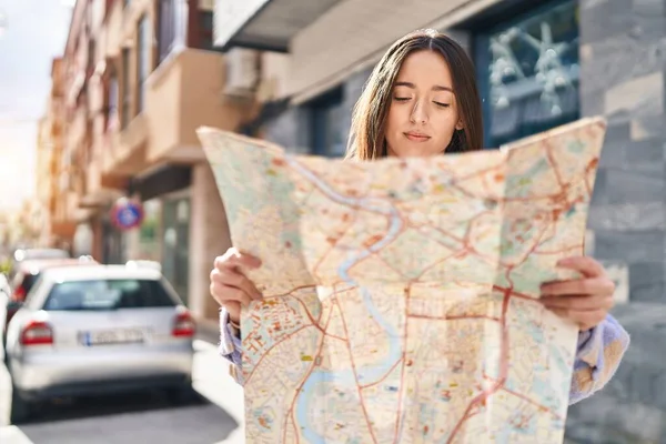 Νεαρή Όμορφη Ισπανόφωνη Γυναίκα Ψάχνει Χάρτη Της Πόλης Στο Δρόμο — Φωτογραφία Αρχείου