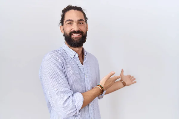 Hombre Hispano Con Barba Llevando Camisa Casual Invitando Entrar Sonriente —  Fotos de Stock