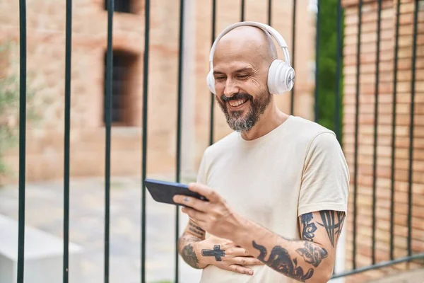Young Bald Man Smiling Confident Watching Video Smartphone Street — Fotografia de Stock