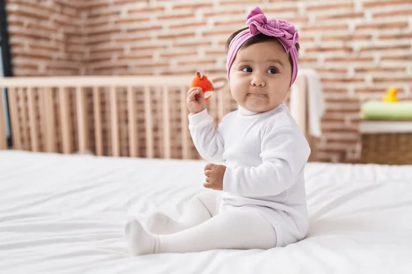 Sevimli Spanyol Bebek Yatak Odasında Rahat Bir Ifadeyle Yatakta Oturuyor — Stok fotoğraf