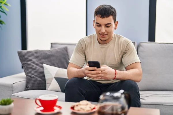 Genç Adam Kahvaltısını Evde Akıllı Telefon Kullanarak Yapıyor — Stok fotoğraf