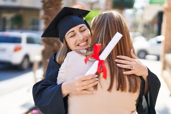 ストリートで卒業を祝う母親と娘が抱き合って — ストック写真