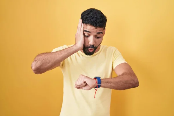 Hispanischer Mann Mit Bart Steht Auf Gelbem Hintergrund Und Schaut — Stockfoto