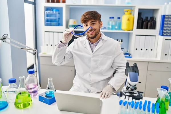 Científico Árabe Joven Usando Portátil Trabajando Laboratorio — Foto de Stock
