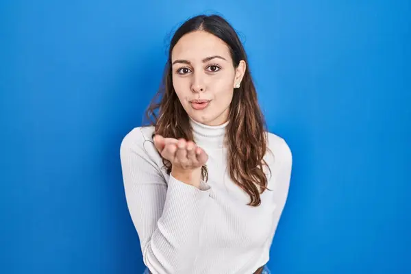 Young Hispanic Woman Standing Blue Background Looking Camera Blowing Kiss — Stock Photo, Image