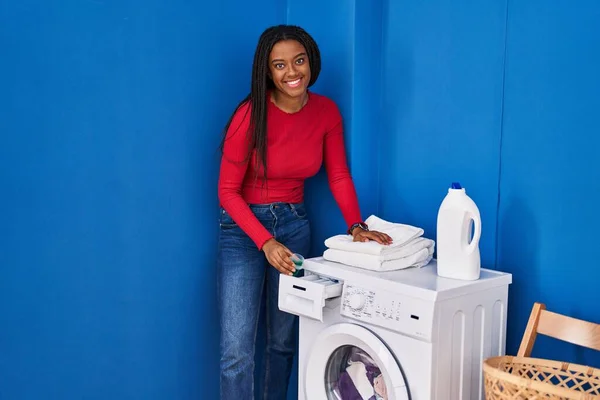 Африканская Американка Улыбается Уверенно Выливая Моющее Средство Стиральную Машину Прачечной — стоковое фото