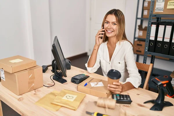 Young Hispanic Woman Ecommerce Business Worker Talking Smartphone Office — Stock Photo, Image