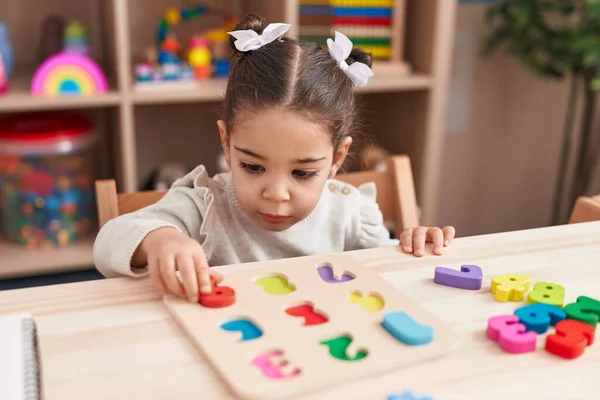 Adorable Hispanic Girl Playing Maths Puzzle Game Sitting Table Kindergarten — 스톡 사진