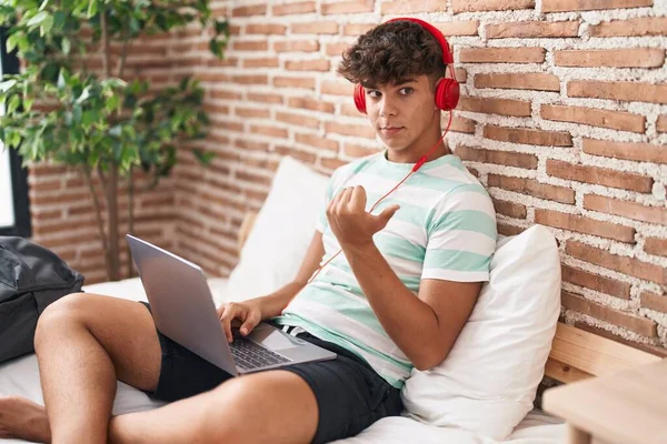 Іспанський Підліток Використовує Ноутбук Вдома Сидячи Спальні Показуючи Великий Палець — стокове фото