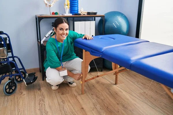 Jovem Bela Mulher Hispânica Pisioterapeuta Sorrindo Confiante Tocando Mesa Massagem — Fotografia de Stock