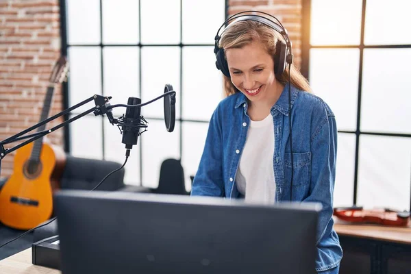 Jonge Blonde Vrouw Muzikant Glimlachen Zelfverzekerd Zitten Tafel Muziekstudio — Stockfoto