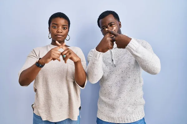 Genç Afro Amerikan Çifti Mavi Arka Planda Yan Yana Duruyorlar — Stok fotoğraf