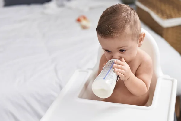 Очаровательный Кавказский Ребенок Сосущий Молоко Кормящей Бутылке Сидящий Высоком Стульчике — стоковое фото