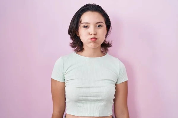 Hispanische Junge Frau Die Vor Rosa Hintergrund Steht Und Mit — Stockfoto