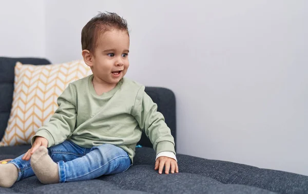 Evdeki Kanepede Otururken Kendine Gülen Sevimli Spanyol Çocuk — Stok fotoğraf