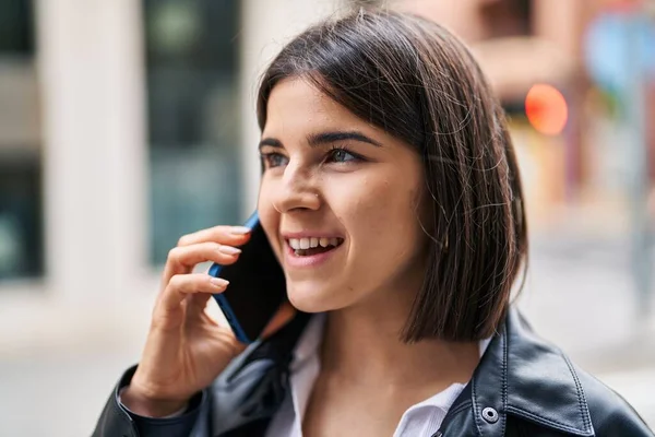 Ung Vacker Latinamerikansk Kvinna Ler Säker Talar Smartphone Gatan — Stockfoto