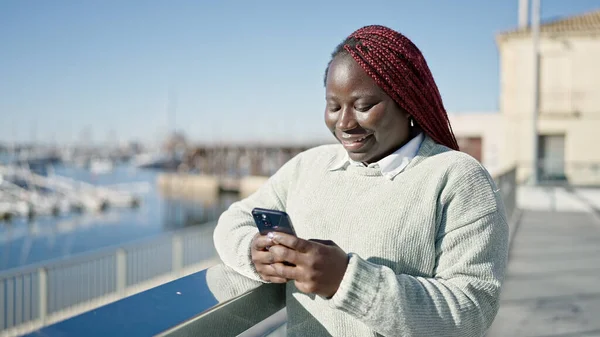 African Woman Braided Hair Using Smartphone Seaside — Stock Photo, Image