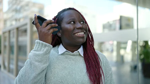 Femme Africaine Aux Cheveux Tressés Écoutant Message Vocal Avec Smartphone — Photo