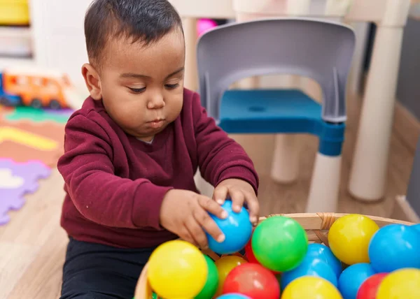 Liebenswerter Hispanischer Junge Spielt Kindergarten Mit Bällen Auf Dem Boden — Stockfoto