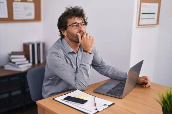 Young Hispanic Man Business Worker Using Laptop Doubt Expression Office — Stock Photo, Image