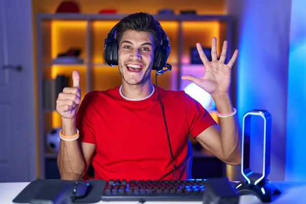 Spanyol Asıllı Genç Adam Video Oyunları Oynuyor Altıncı Parmaklarını Gösterip — Stok fotoğraf