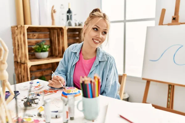 若い白人女性アーティスト笑顔自信を持ってドローイングセラミックでアートスタジオ — ストック写真