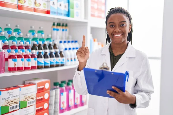 Afrykańska Amerykanka Farmaceuta Uśmiechnięta Pewnie Trzymając Notatnik Aptece — Zdjęcie stockowe