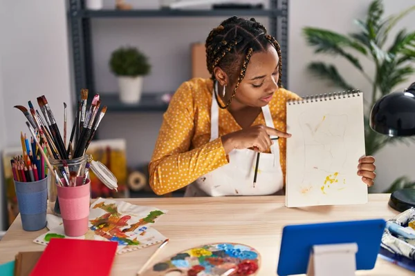 Afroamerikansk Kvinna Artist Att Online Rita Lektion Konst Studio — Stockfoto