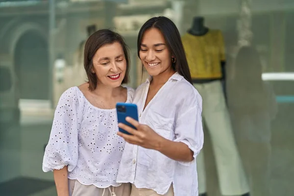Two Women Mother Daughter Smiling Confident Using Smartphone Street — Φωτογραφία Αρχείου