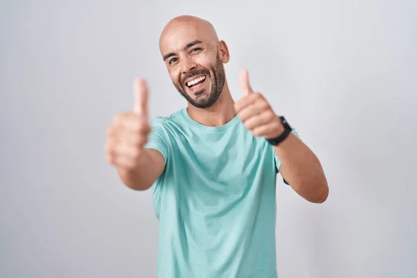 白地の上に立つ中年のはげ男は 手で積極的なジェスチャーを行うことを承認します 親指アップ笑顔と成功のために幸せ 勝者のジェスチャー — ストック写真