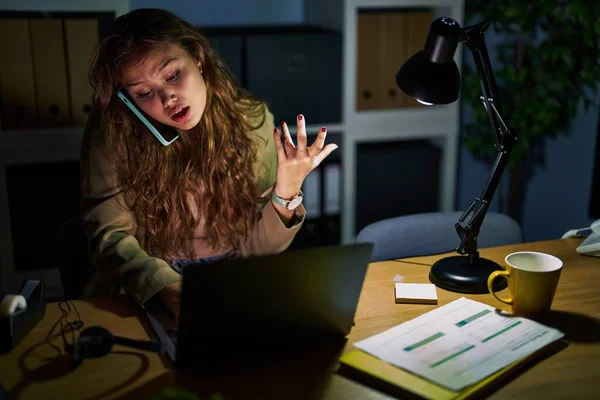 Jovem Bela Mulher Hispânica Trabalhador Negócios Usando Laptop Falando Smartphone — Fotografia de Stock