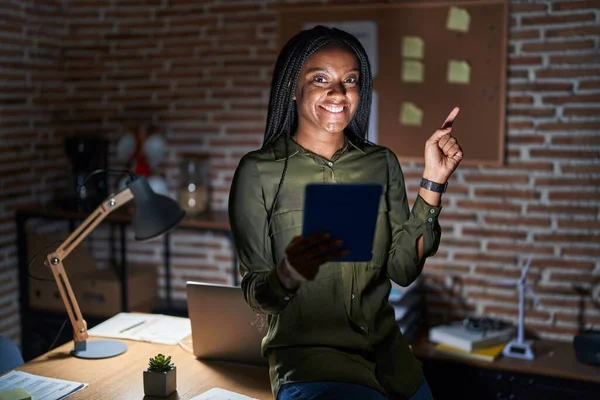 Afrika Kökenli Genç Bir Amerikalı Geceleri Ofiste Çalışıyor Yüzünde Kocaman — Stok fotoğraf