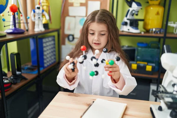 Adorable Estudiante Hispana Sosteniendo Moléculas Aula Laboratorio —  Fotos de Stock