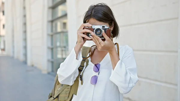 Giovane Bella Donna Ispanica Turista Utilizzando Fotocamera Vintage Strada — Foto Stock