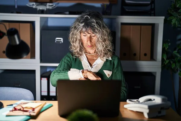 Middelbare Leeftijd Vrouw Werken Nachts Met Behulp Van Computer Laptop — Stockfoto