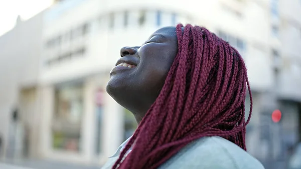 Saçları Örgülü Gülümseyen Kendine Güvenen Caddeye Bakan Afrikalı Kadın — Stok fotoğraf