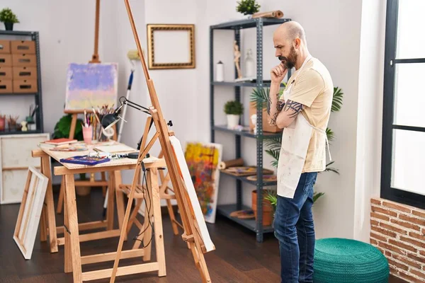 Young Bald Man Artist Looking Draw Serious Expression Art Studio — Stock Photo, Image