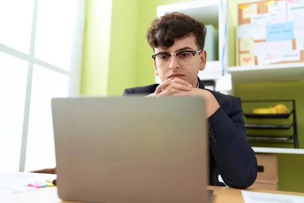 Non Binary Man Business Worker Using Laptop Relaxed Expression Office — Stockfoto