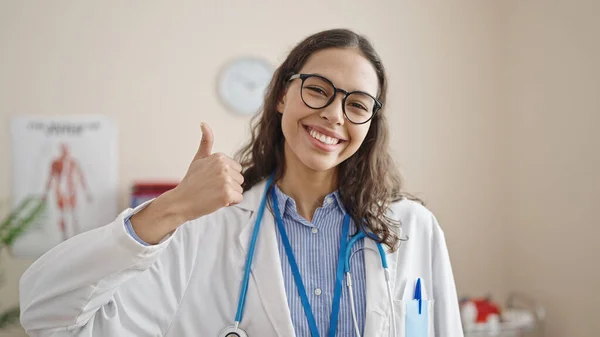 Νεαρή Όμορφη Ισπανίδα Γιατρός Κάνει Αντίχειρες Στην Κλινική — Φωτογραφία Αρχείου