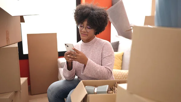 Молодая Американка Африки Распаковывает Картонную Коробку Смартфона Новом Доме — стоковое фото