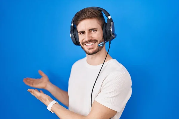Ισπανόφωνος Άντρας Γενειάδα Ακούγοντας Μουσική Φορώντας Ακουστικά Προσκαλώντας Τον Μπει — Φωτογραφία Αρχείου