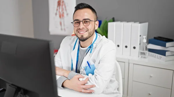 Hispánec Muž Lékař Pomocí Počítače Pracuje Klinice — Stock fotografie