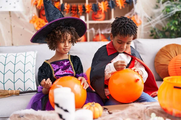 Schattig Afrikaans Amerikaans Jongen Meisje Hebben Halloween Partij Tekening Ballon — Stockfoto