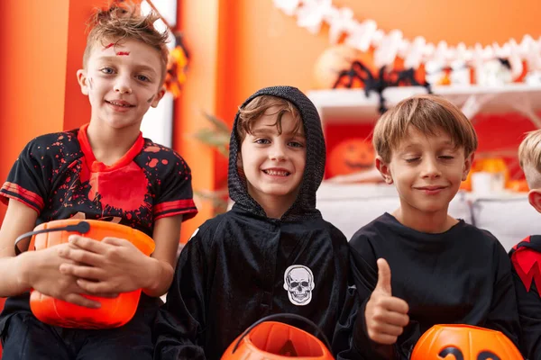 Gruppo Bambini Indossando Costume Halloween Facendo Gesto Casa — Foto Stock