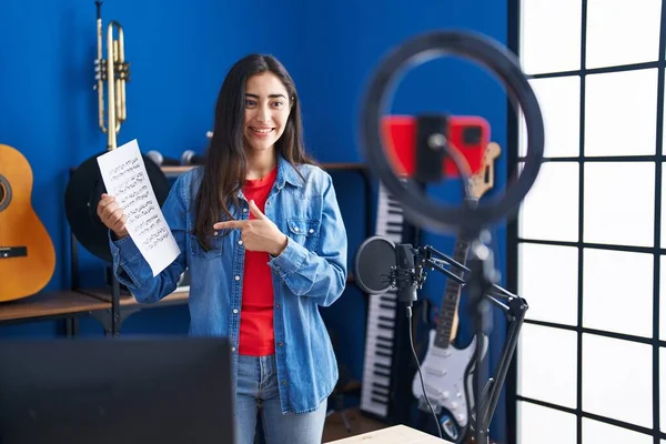 Νεαρό Κορίτσι Έφηβος Κάνει Online Μαθήματα Μουσικής Δείχνει Φύλλο Μουσικής — Φωτογραφία Αρχείου