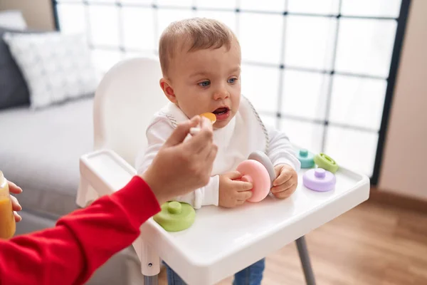 Sevimli Sarışın Çocuk Sandalyeye Oturmuş Evde Yemek Yiyor — Stok fotoğraf