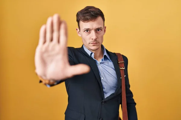 Kaukasischer Geschäftsmann Auf Gelbem Hintergrund Der Mit Der Hand Aufhört — Stockfoto